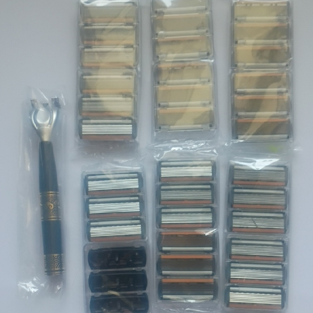 Replacement Razor Blades and Handle Set - Black and Gold